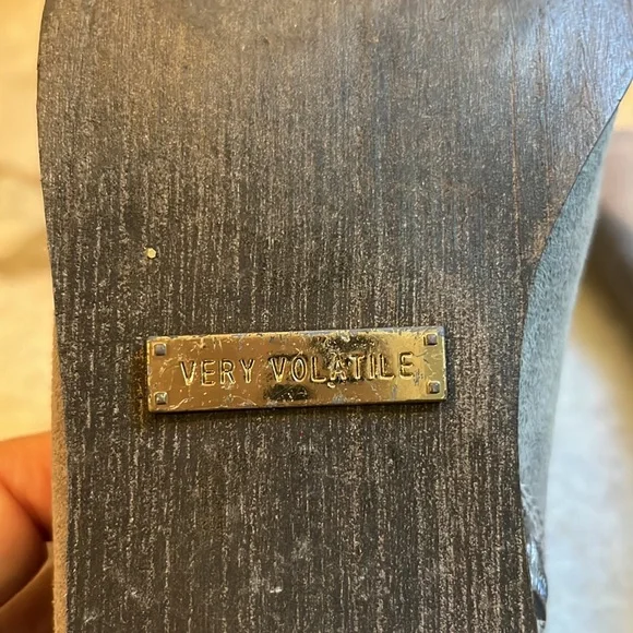 Very Volatile grey leather ankle boots. Size 7 - Picture 4 of 10